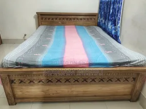 কাঠের খাট ৫ বাই ৭ ফিট