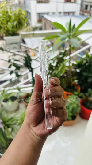 আইফোন ১৭ প্রো ম্যাক্স অ্যান্টি ইয়েলো ট্রান্সপারেন্ট কেস