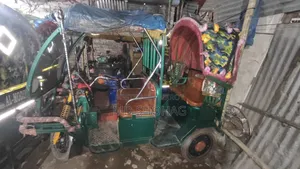 অটো গাড়ী একদম ফ্রেশ আছে