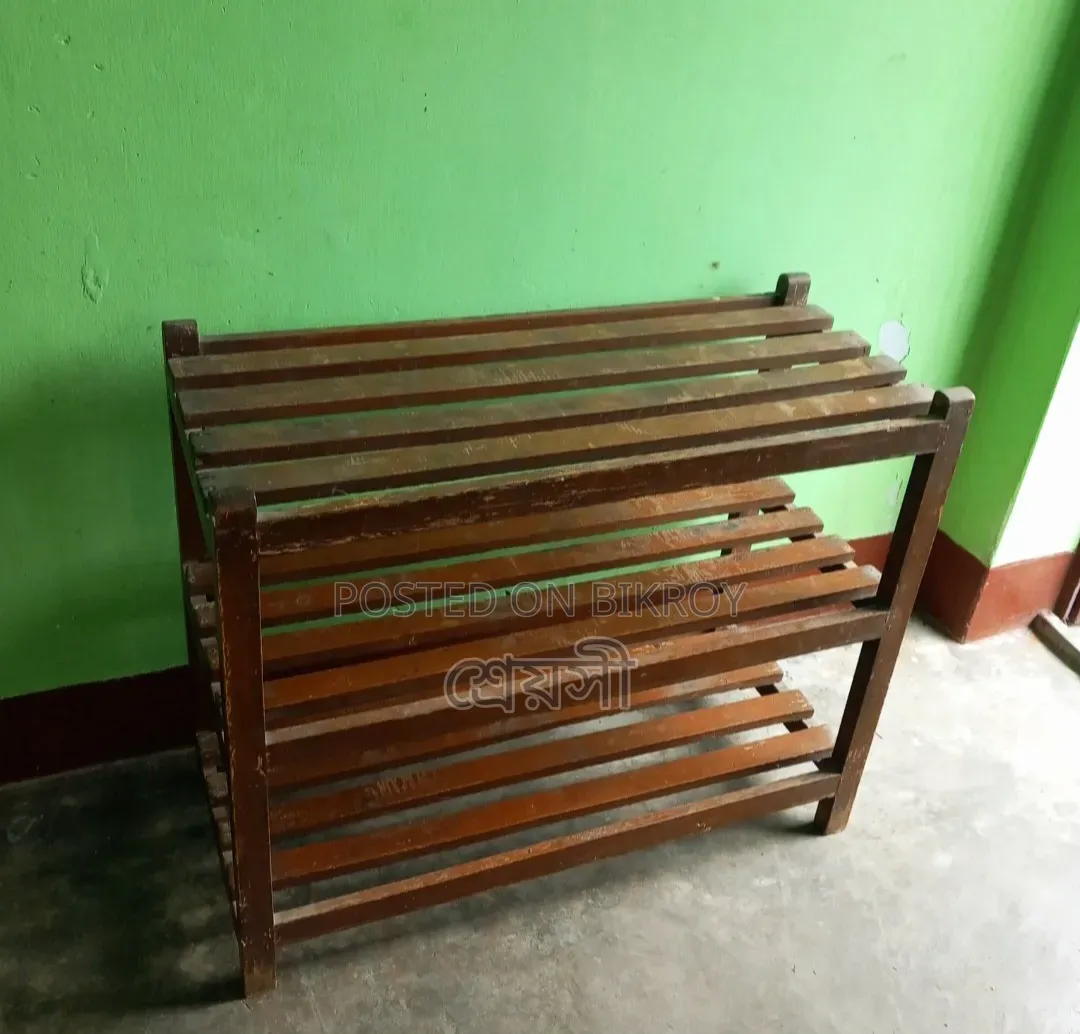 জুতা বা অন্যান্য প্রয়োজনীয় জিনিস রাখার রেক