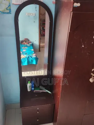 ব্যবহারকৃত ডেসিং টেবিল এবং বই রাখার টেবিল বিক্রি করা হবে