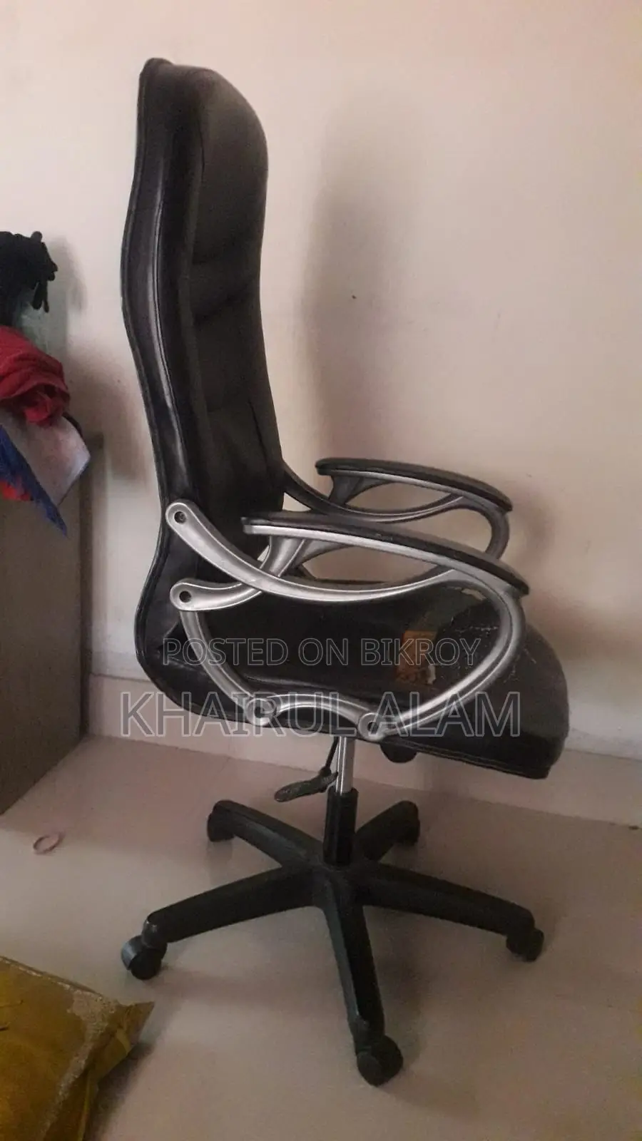 A large wheelchair with armrests