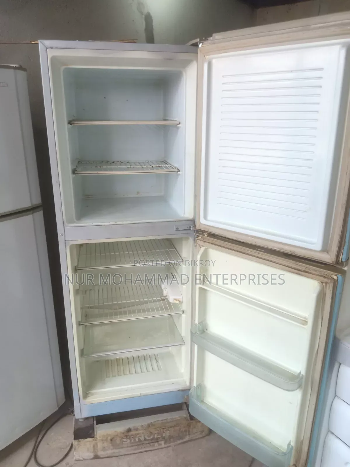 12 CFT Singer, Fridge