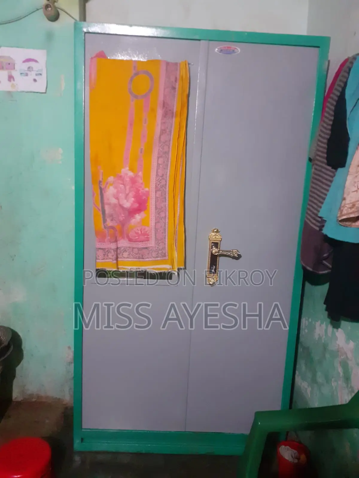 আলমারি টাকার জন্য বিক্রি করব।