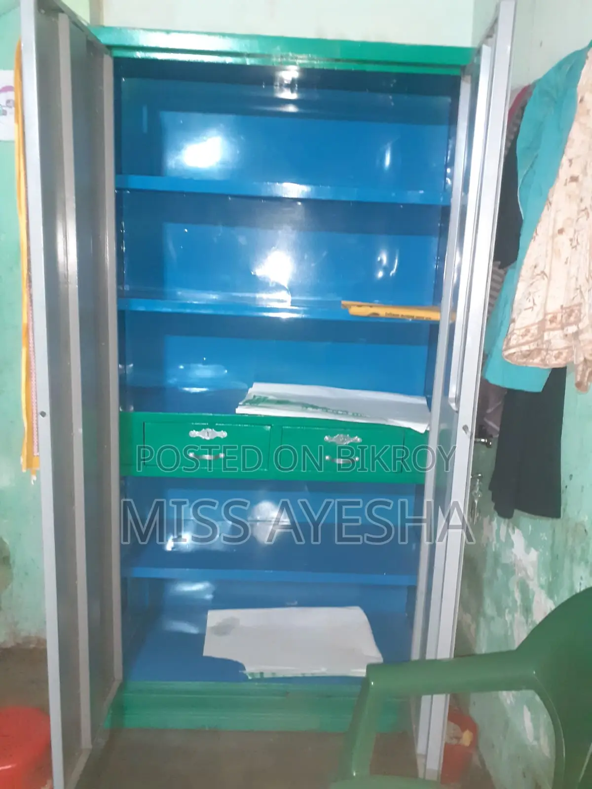 আলমারি টাকার জন্য বিক্রি করব।
