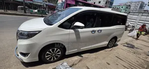 New Toyota Esquire 2.0 FWD (8 seater) 2020 Pearl