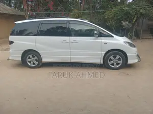 টয়োটা এস্টিমা ২০০৩ সাদা