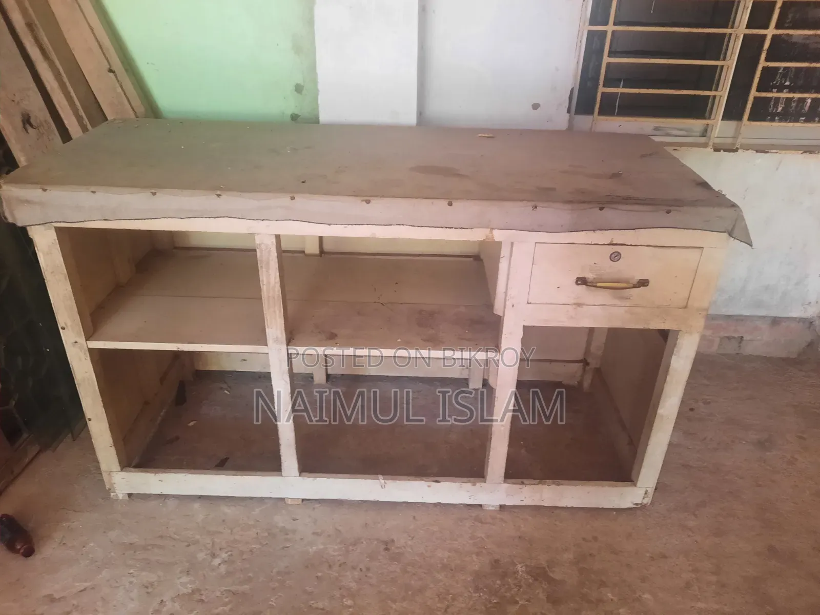 Cloth cutting table