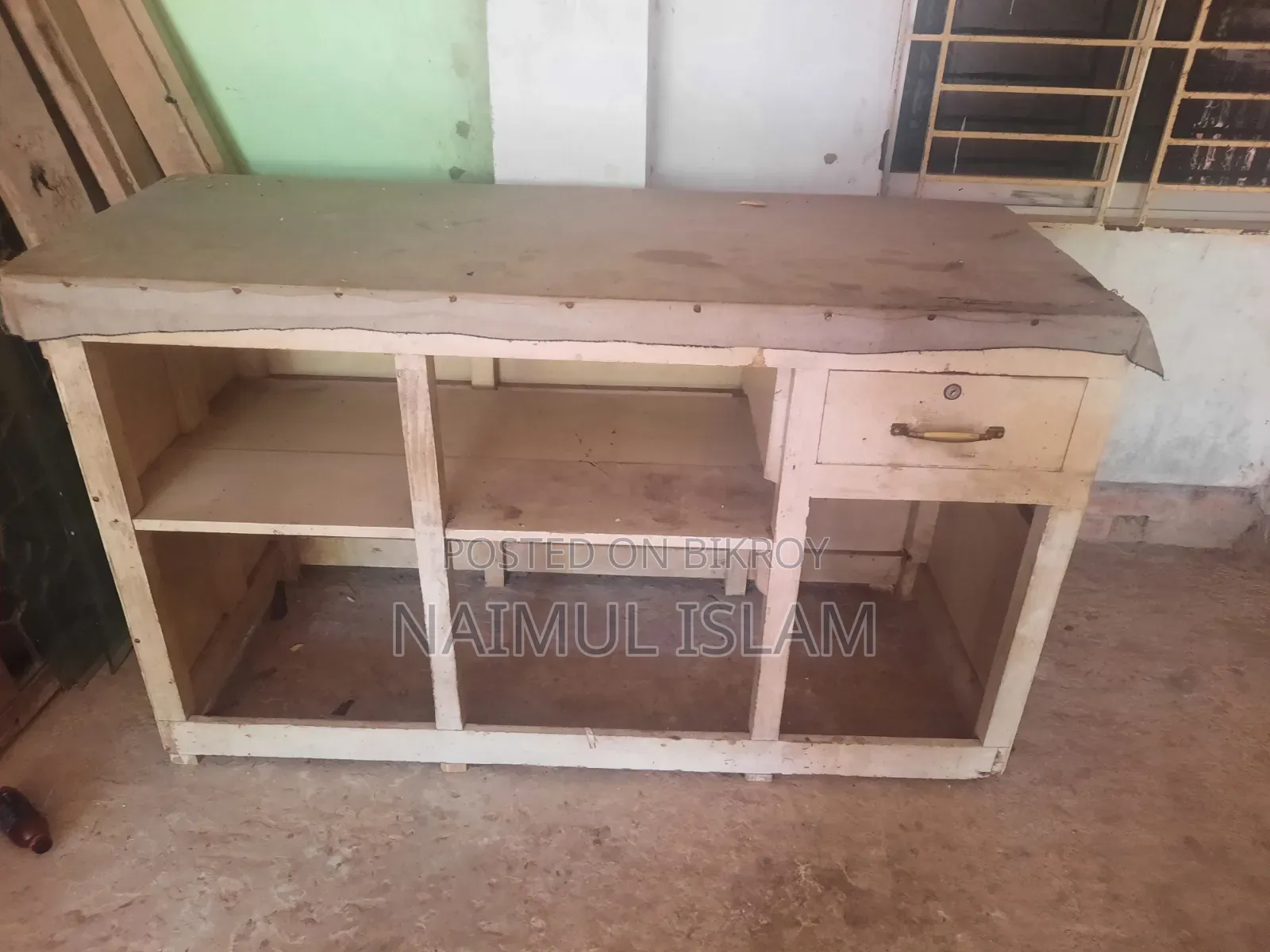 Cloth cutting table