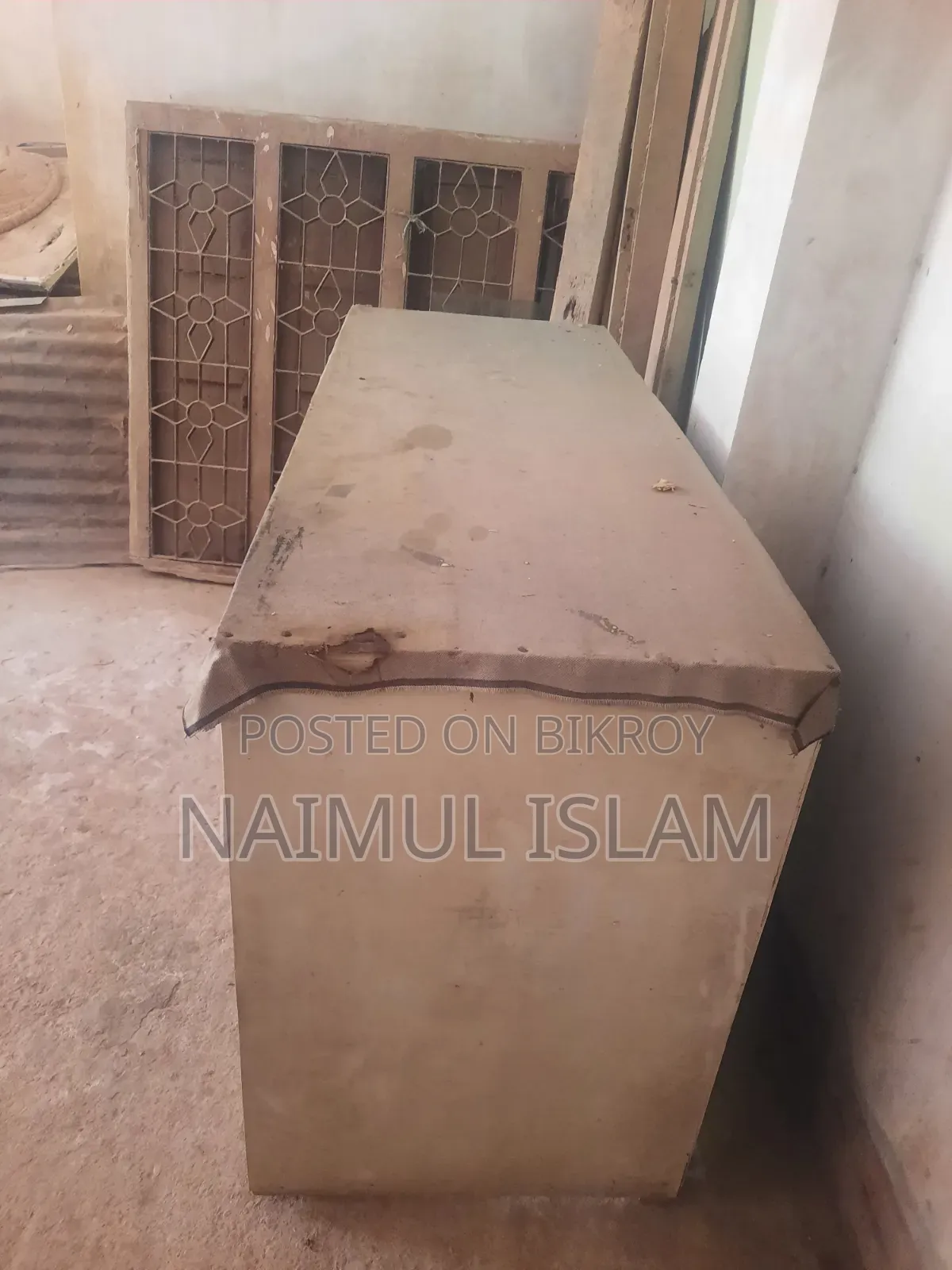 Cloth cutting table