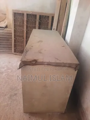 Cloth cutting table