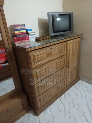 কাঠের ওয়ারড্রব