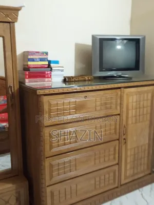 কাঠের ওয়ারড্রব