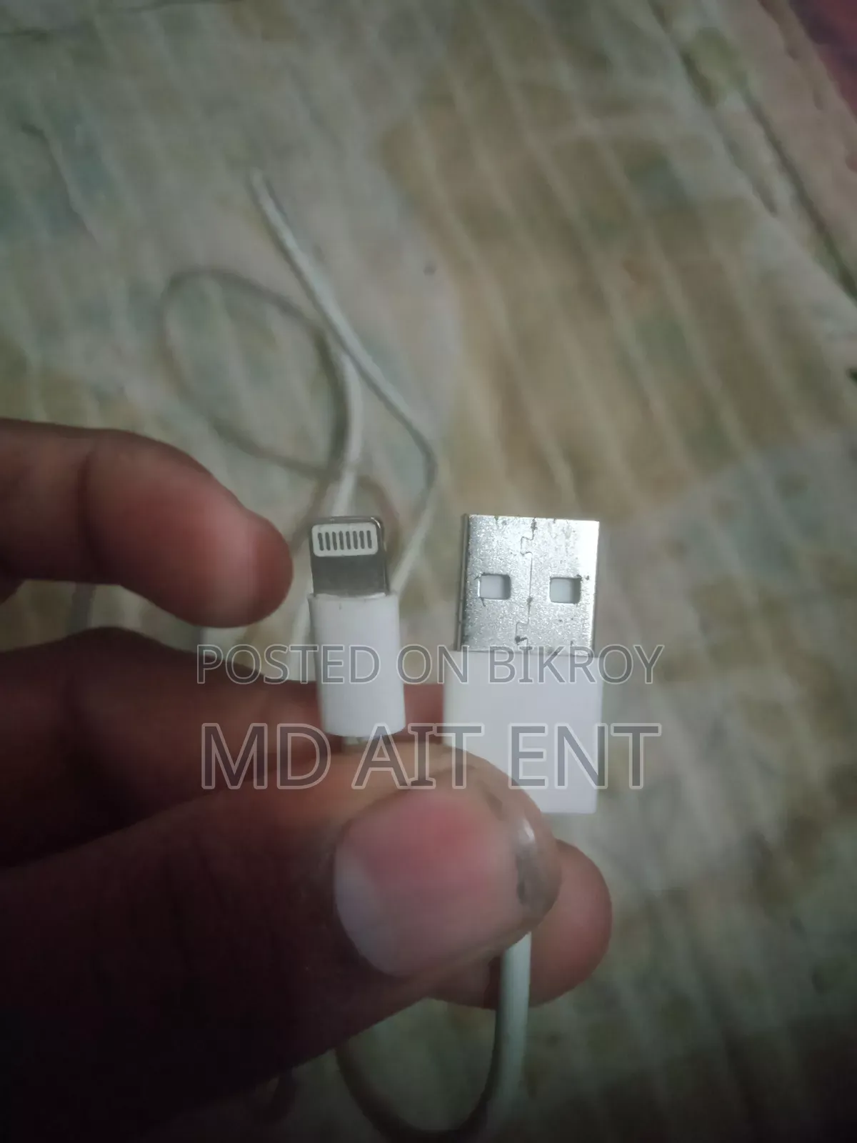 আইফোন চার্জার এবং ক্যাবল