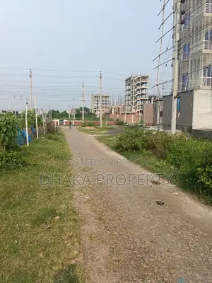 সেক্টর-১৭/এফ এ মেট্রো স্টেশন সংলগ্ন ৩ কাঠা দক্ষিণমুখী জমি