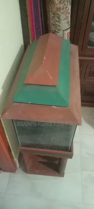 একুরিয়াম সাথে স্ট্যান্ড