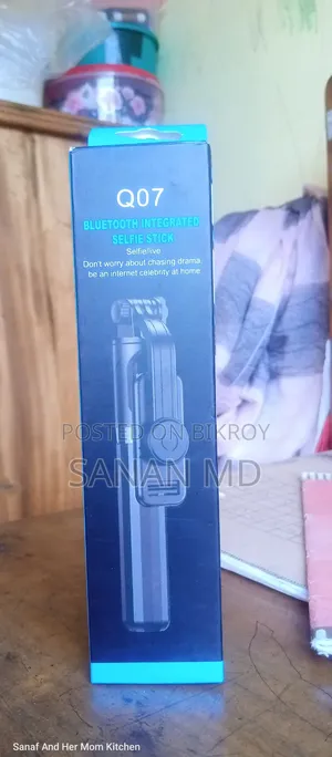 Q07 Selfie Stick and Tripod