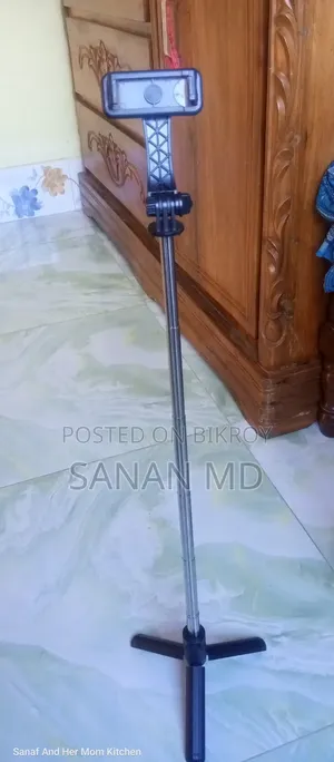 Q07 Selfie Stick and Tripod