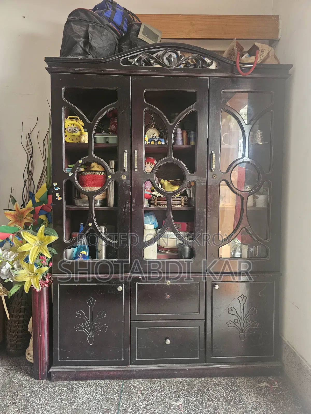 শোকেস আলমারি