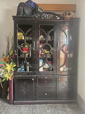 শোকেস আলমারি