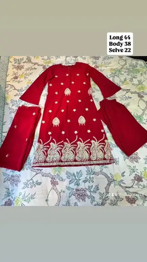 লাল পোশাক