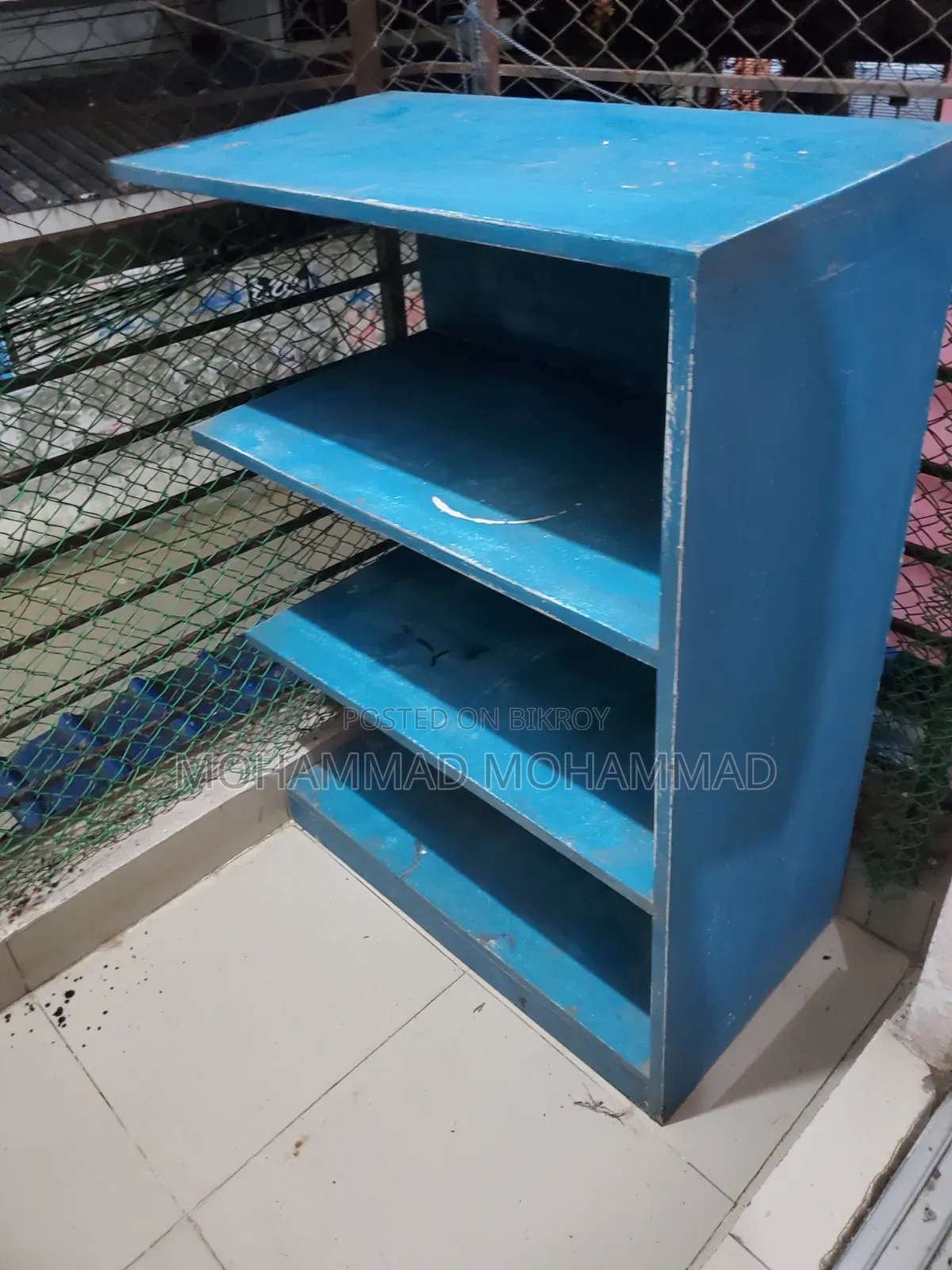 Wooden shelf with 3 compartments