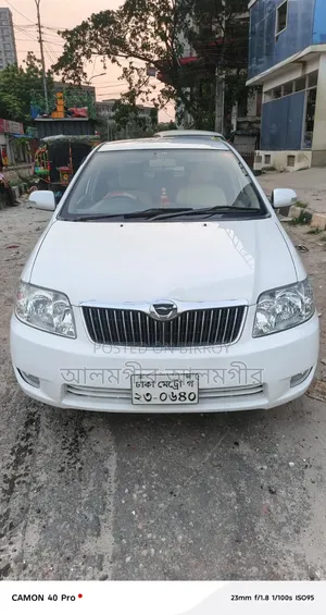 টয়োটা করোলা ২০০৫ সাদা