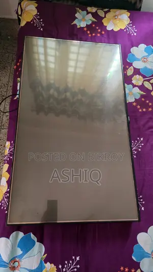 Samsung 43” Smart TV (UA43TU8000R) – Panel Broken.