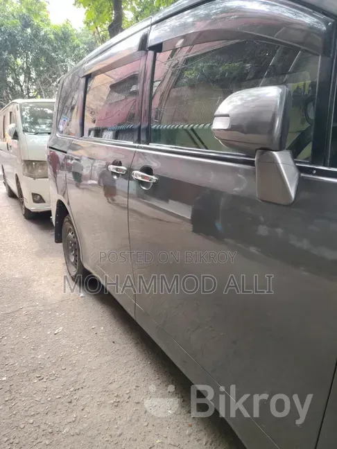 Toyota Noah 2.0 143hp FWD (7 Seater) 2012 Gray