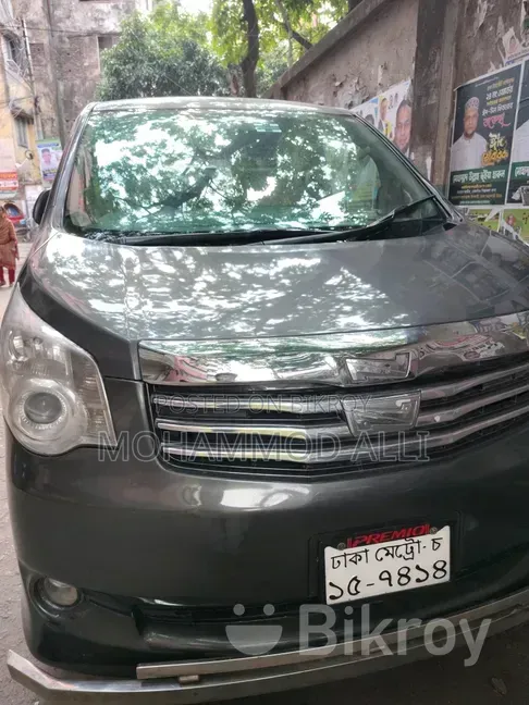 Toyota Noah 2.0 143hp FWD (7 Seater) 2012 Gray
