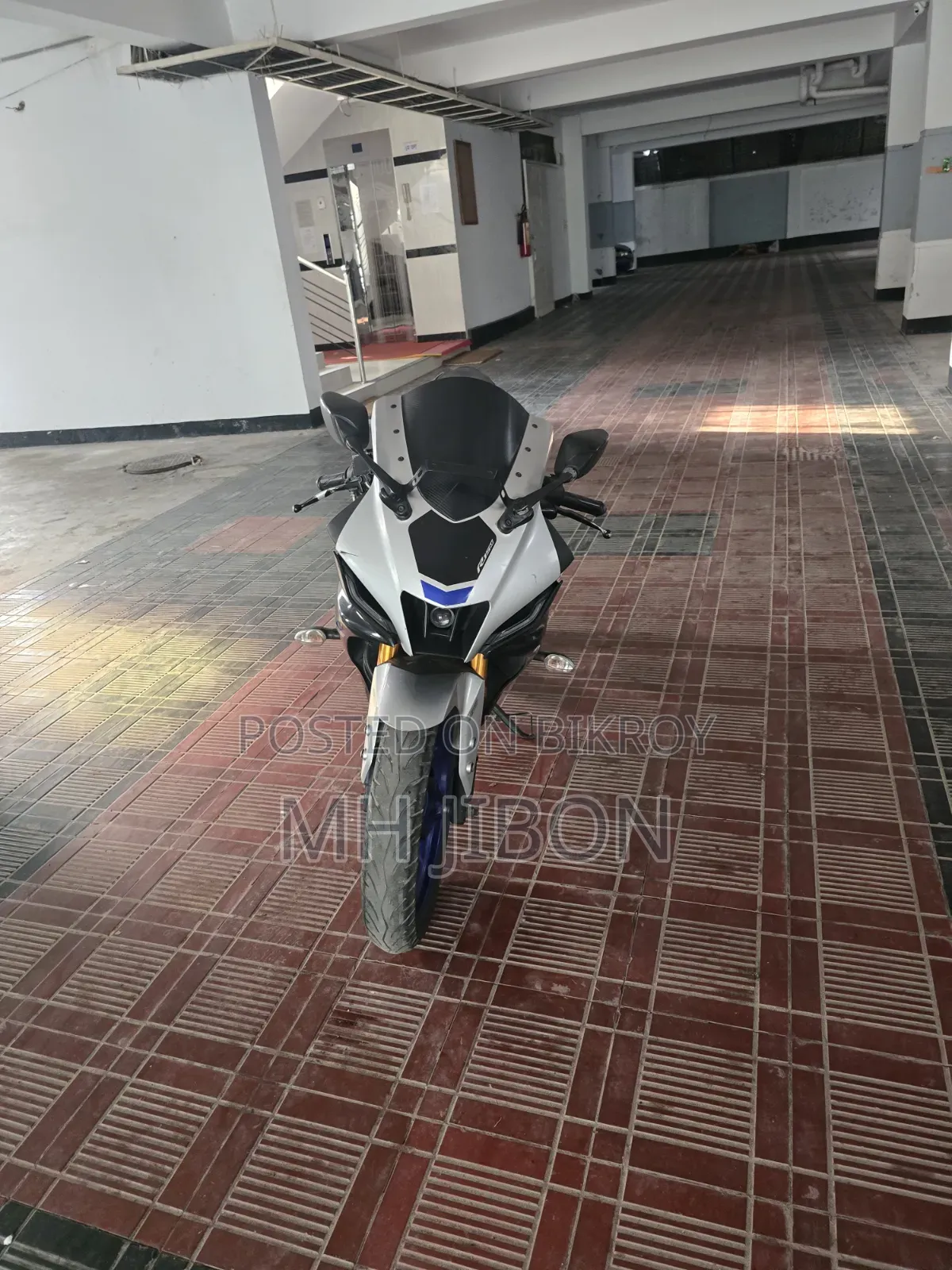 Yamaha R1 2021 Silver