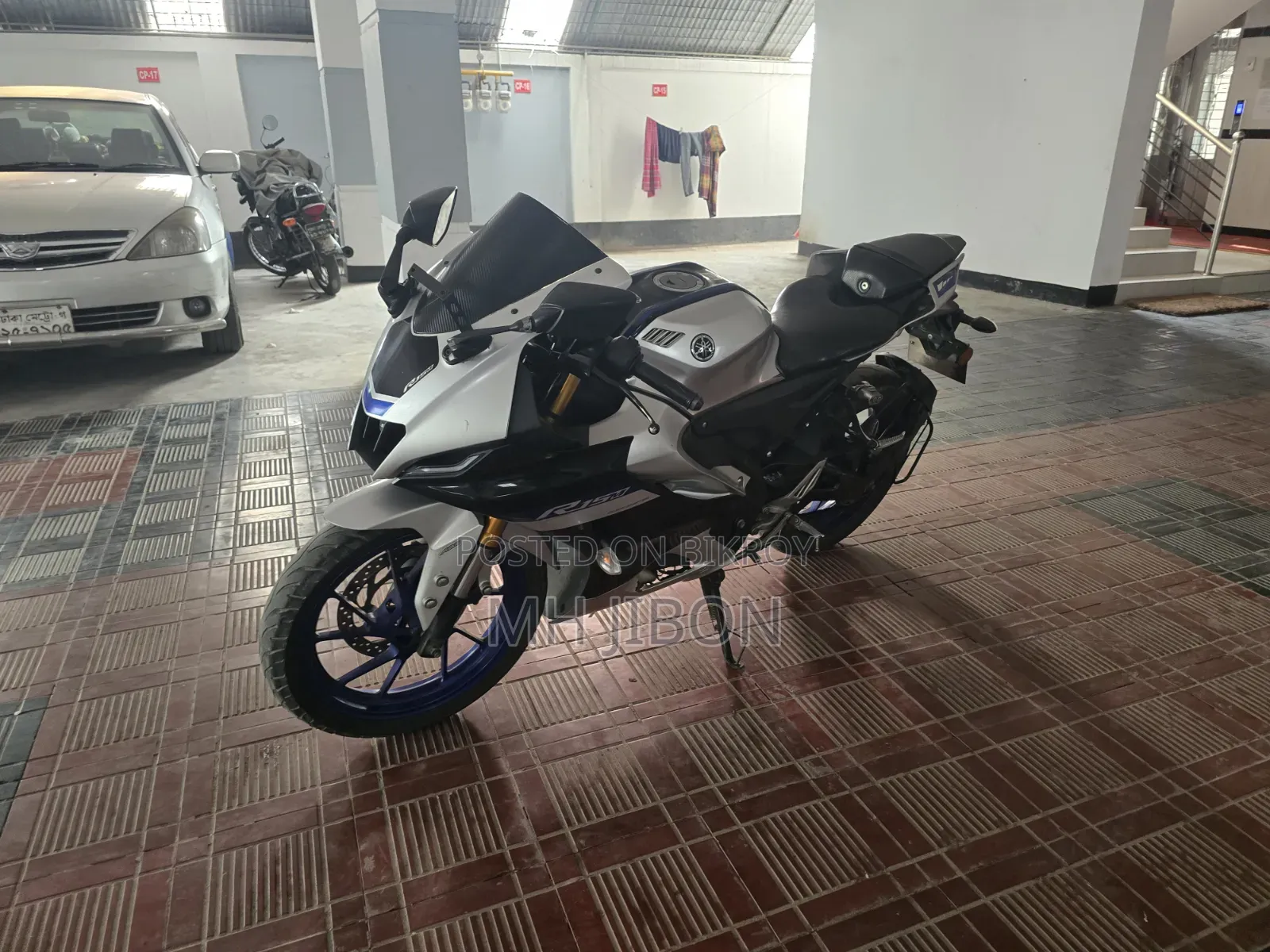 Yamaha R1 2021 Silver