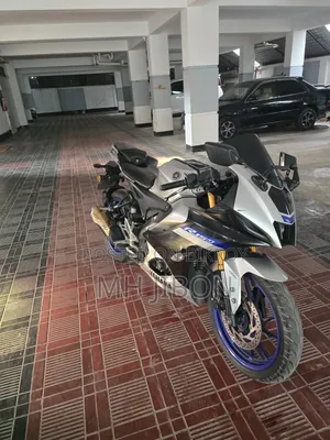 Yamaha R1 2021 Silver