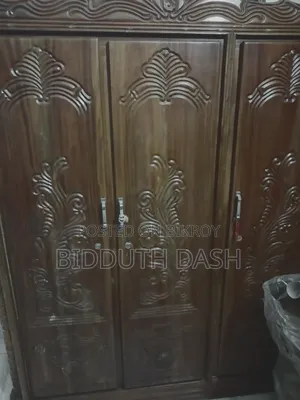 মেহগনি কাঠের তিন পাল্লার আলমিরা ১ টি, টিনের বড় বাক্স ১ টি