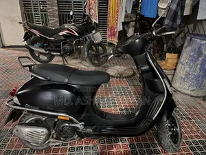 ভেসপা ১২৫ ২০২০ ব্ল্যাক