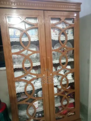 Showcase and dressing table, no problems, brand new, used for six months