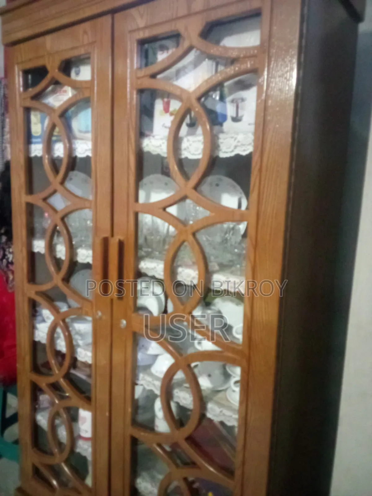 Showcase and dressing table, no problems, brand new, used for six months