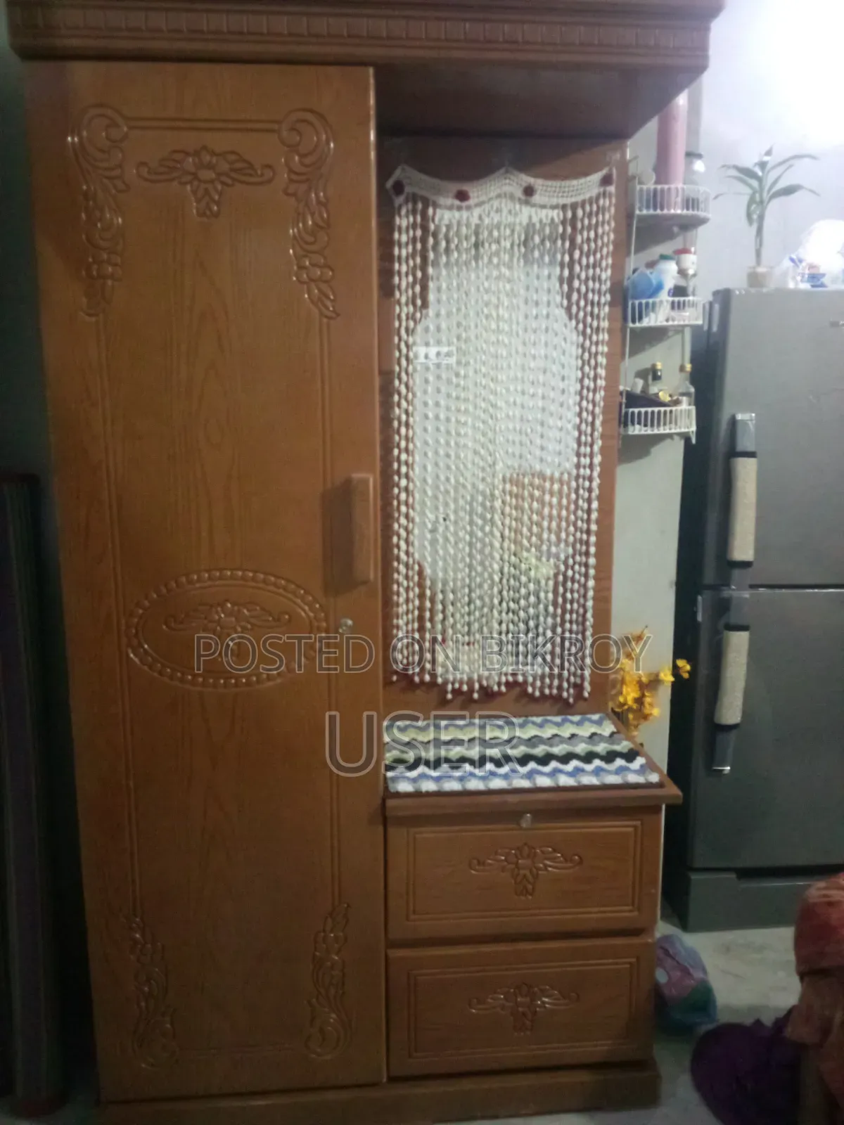 Showcase and dressing table, no problems, brand new, used for six months