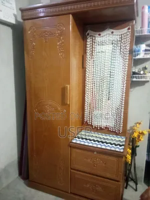 Showcase and dressing table, no problems, brand new, used for six months