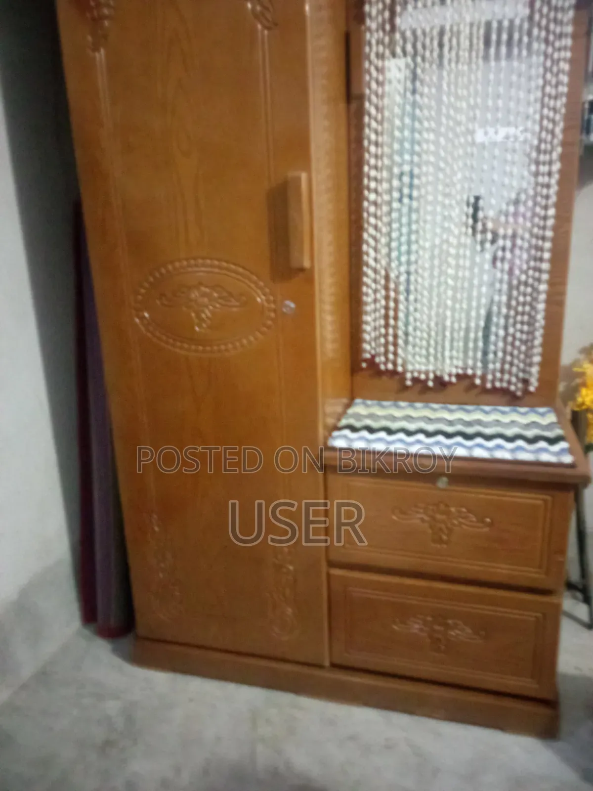 Showcase and dressing table, no problems, brand new, used for six months