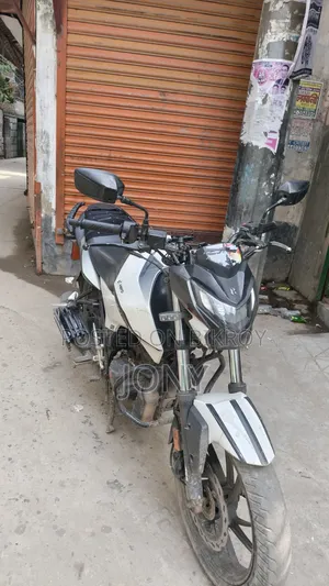 Hero Thriller 160R 2021 White