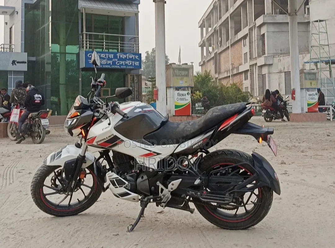 Hero Thriller 160R 2022 White
