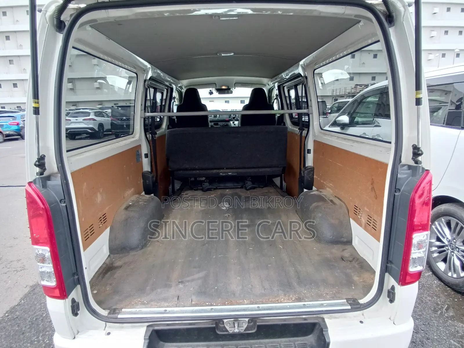 Toyota HiAce 2021 White