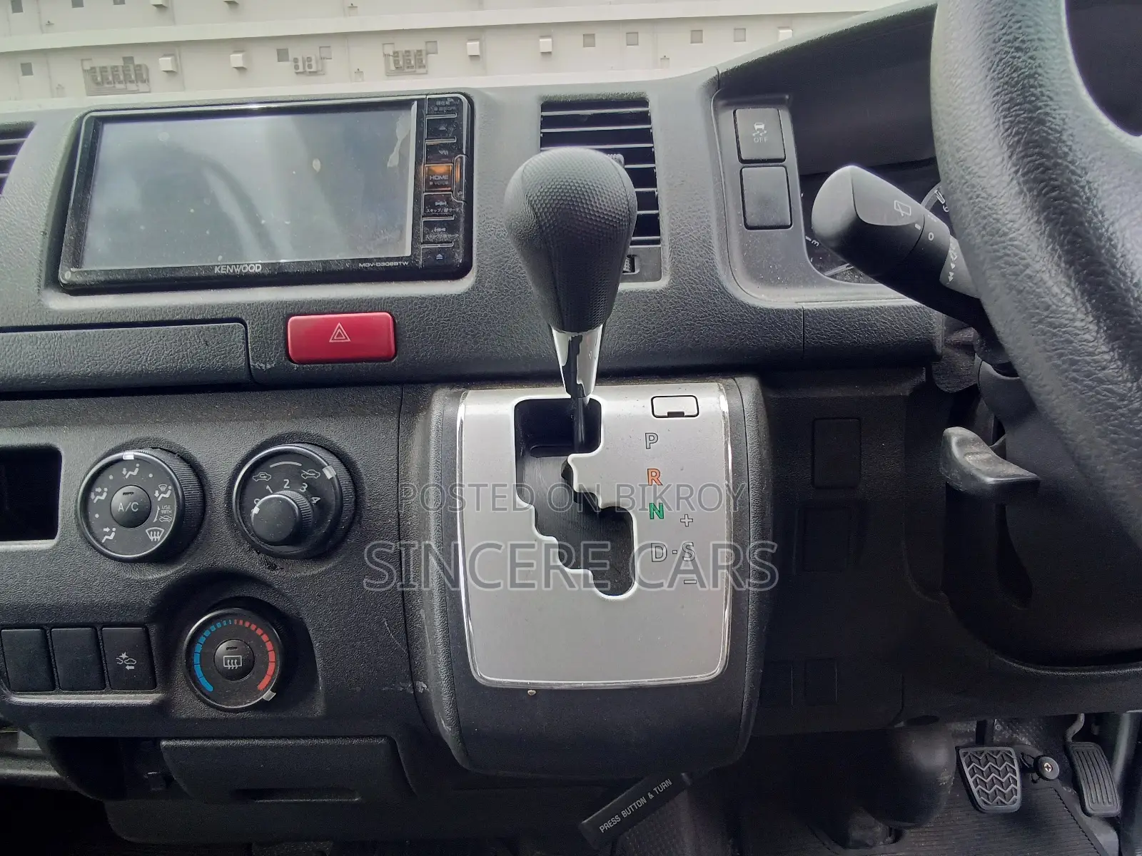 Toyota HiAce 2021 White
