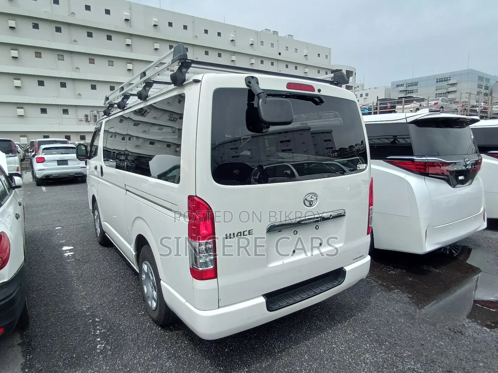 Toyota HiAce 2021 White