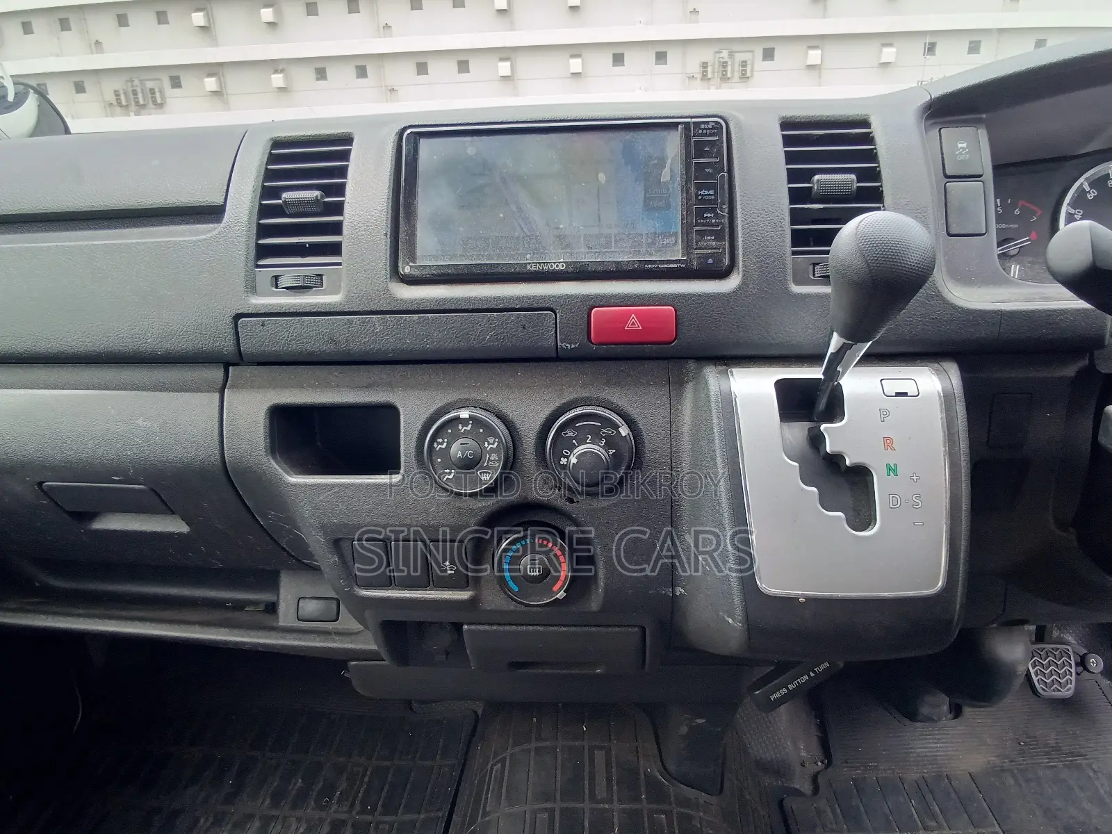 Toyota HiAce 2021 White