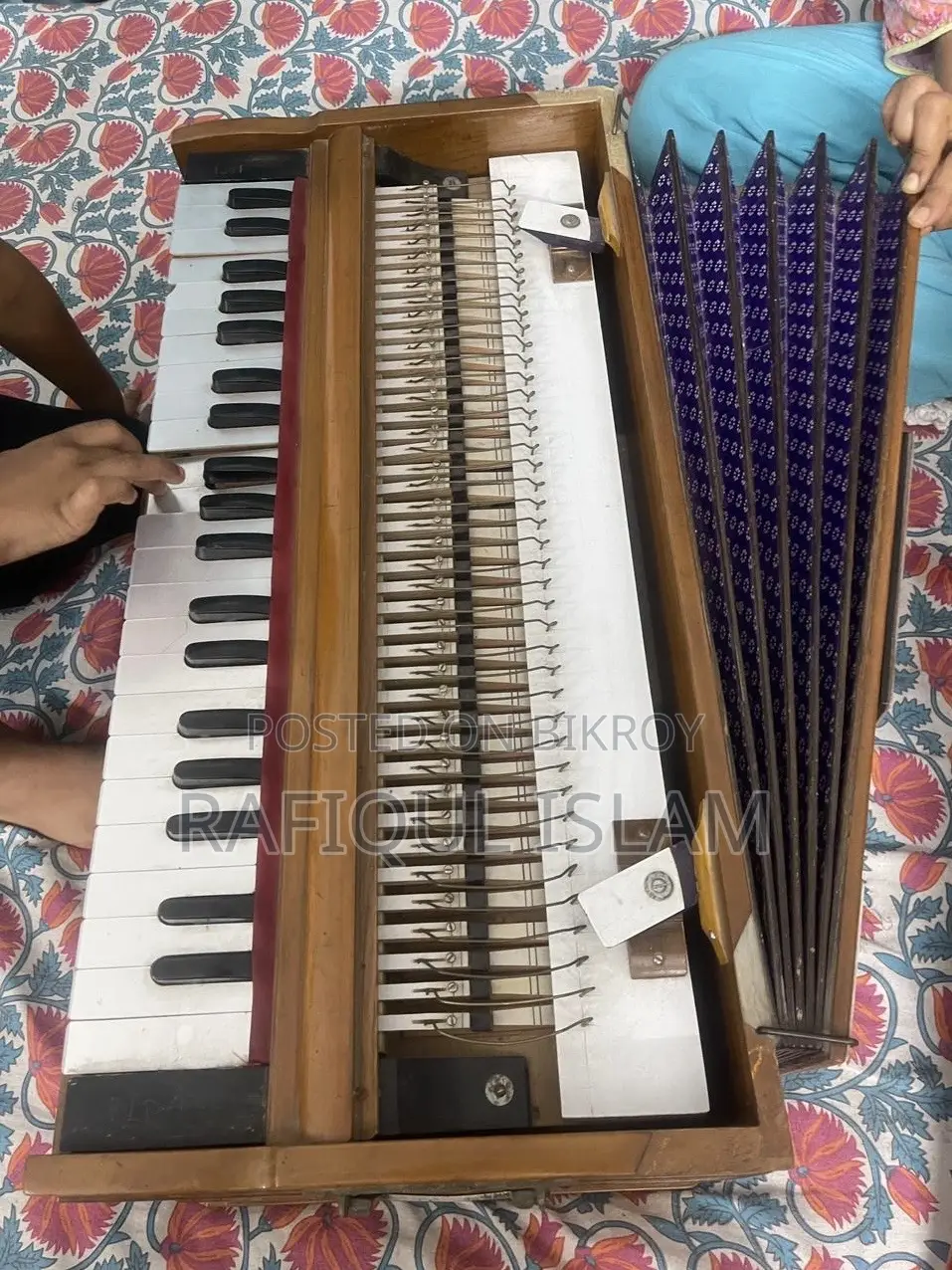 A harmonium will be sold.