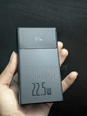 ২০০০ এমএএইচ পাওয়ার ব্যাংক। সংযুক্ত ক্যাবল
