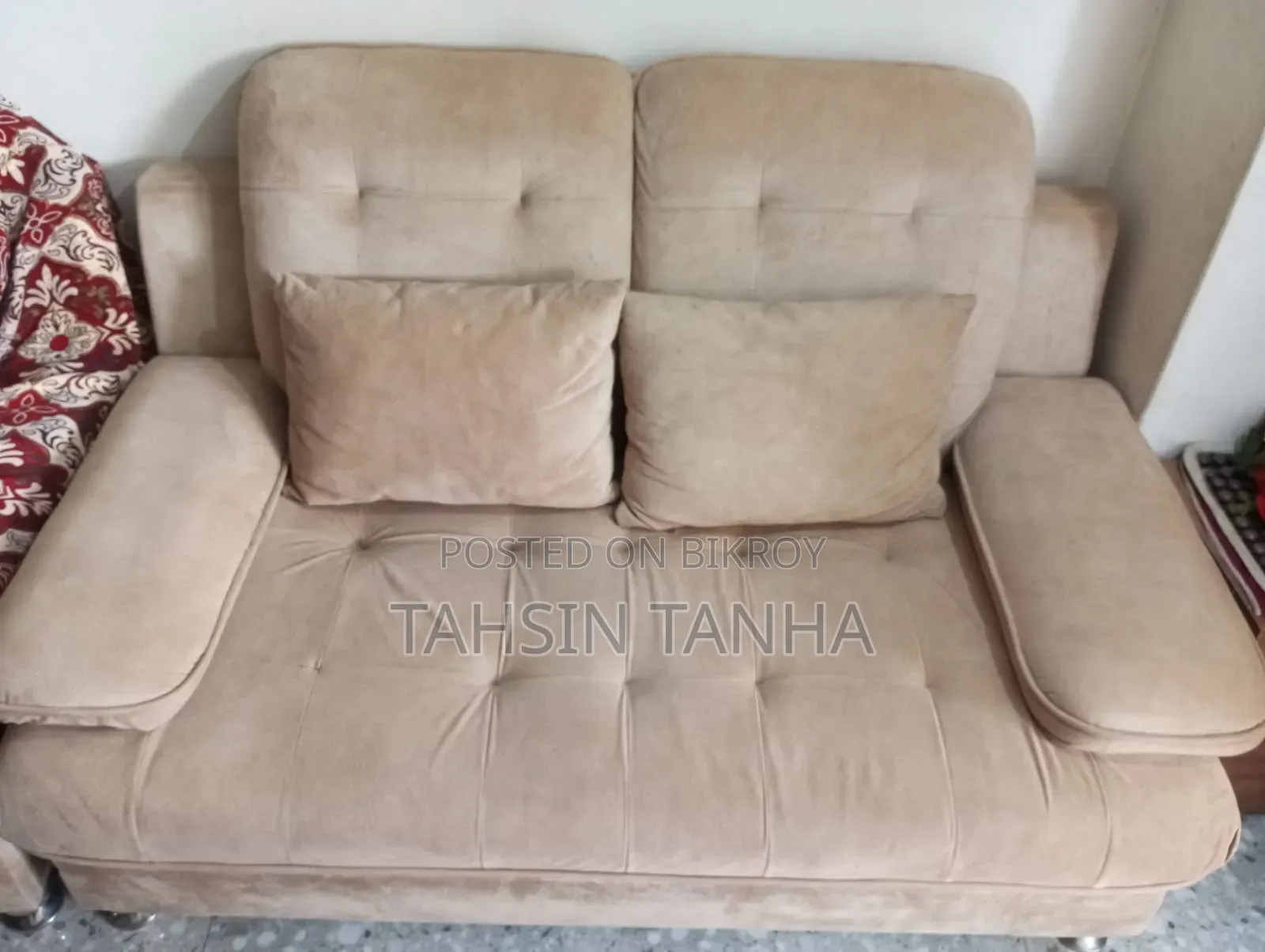 This is a 2+2+1 sofa. Includes 5 cushions. Brand new furniture.