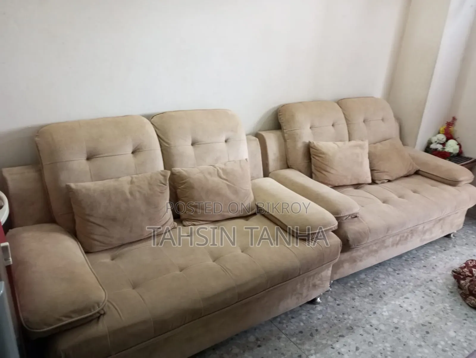 This is a 2+2+1 sofa. Includes 5 cushions. Brand new furniture.